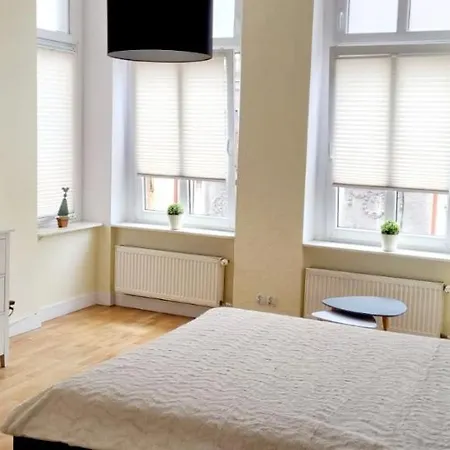 Lazurowy I Słoneczny Z Darmowym Parkingiem Strzeżonym Apartament