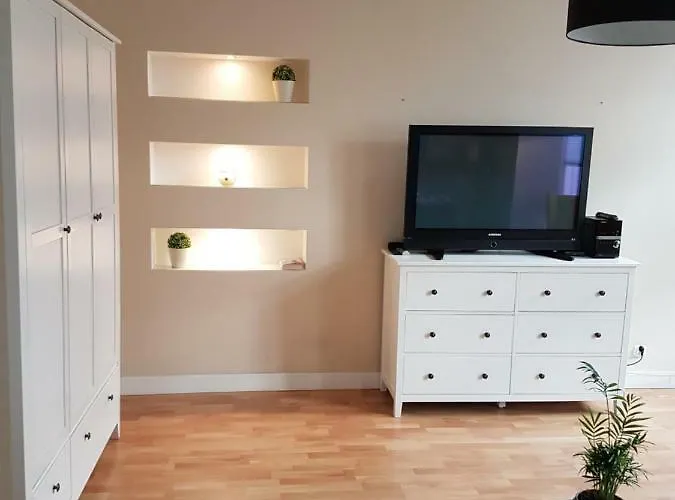 Lazurowy I Sloneczny Z Darmowym Parkingiem Strzezonym * 耶莱尼亚古拉